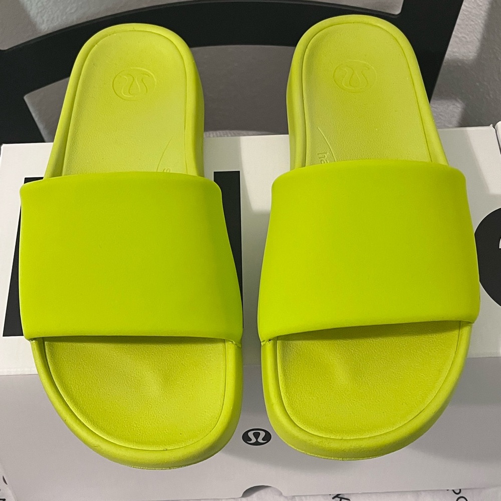 LULULEMON PRE-LOVED AUTHENTIC LICHEN LIME RESTFEEL FIT GRIP SOFT FOAM SLIDES